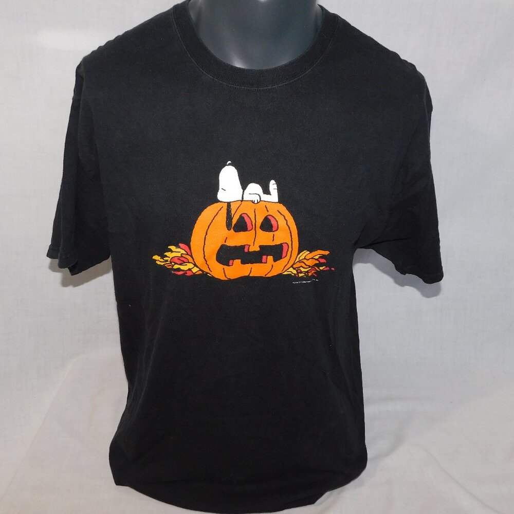 Peanuts Snoopy Laying on Pumpkin Jack O Lantern Halloween Graphic T Shirt Mens L